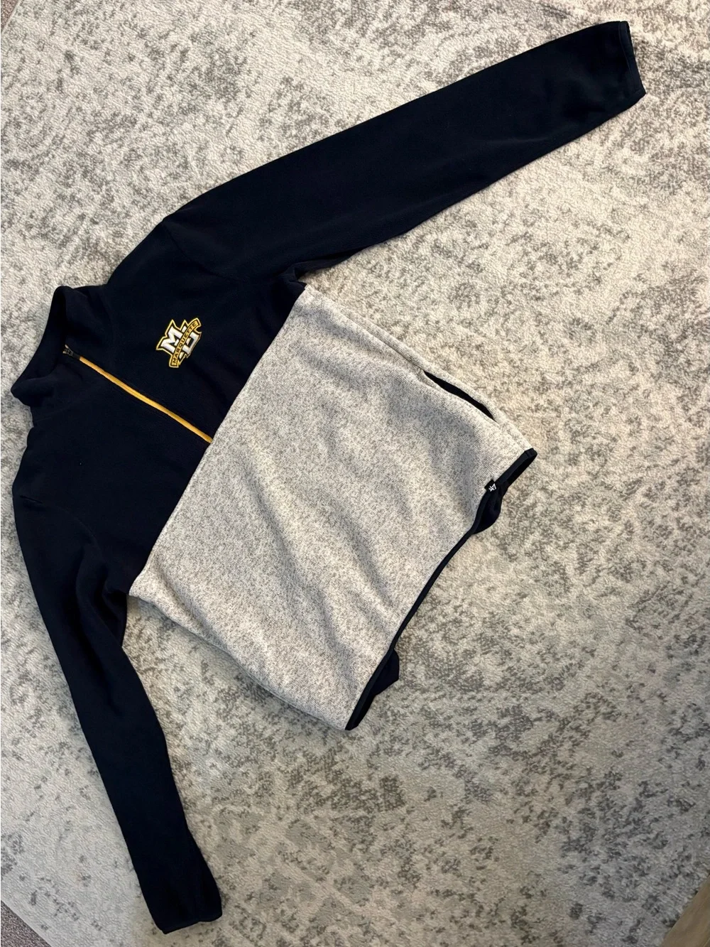 Men’s Large 47 Brand Marquette Golden Eagles Navy Grey Quarter Zip Sweater